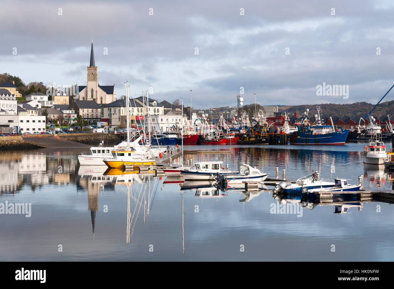 Yachten, Motorboote, Angeln vertäut am Killybegs kleine Handwerk Harbour Marina, County Donegal, Irland Stockfoto