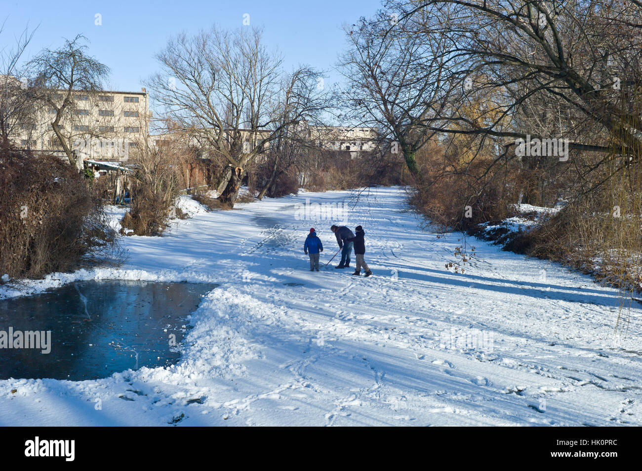 Menschen spielen auf den zugefrorenen Fluss Nit in Nove Zamkey Slowakei mit der Temperatur bei minus 10 ° c Stockfoto