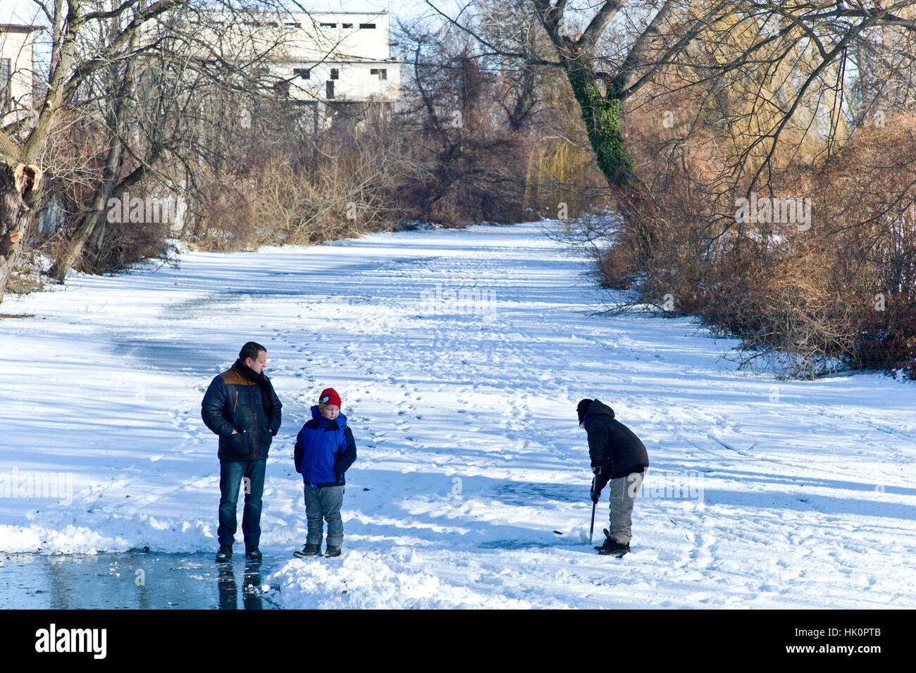 Menschen spielen auf den zugefrorenen Fluss Nit in Nove Zamkey Slowakei mit der Temperatur bei minus 10 ° c Stockfoto
