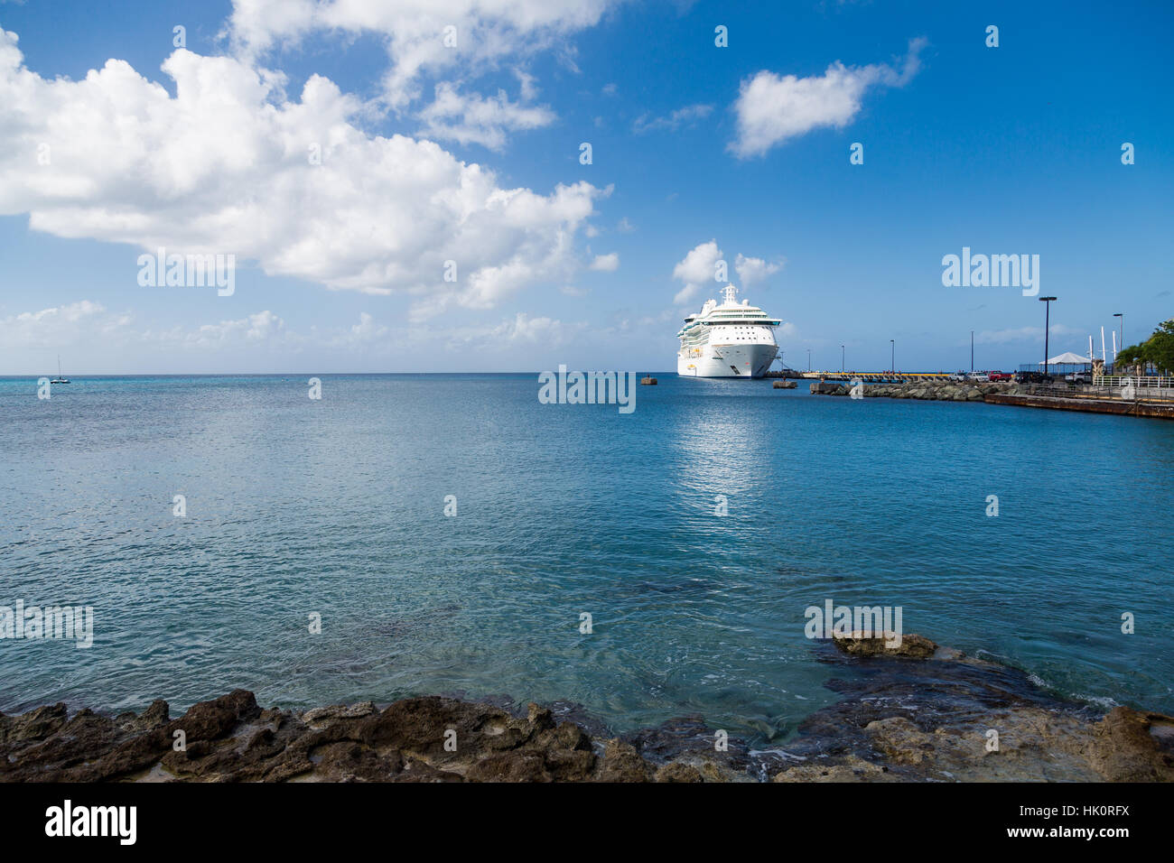 Ein Luxus-Kreuzfahrtschiff in St. Croix angedockt Stockfoto
