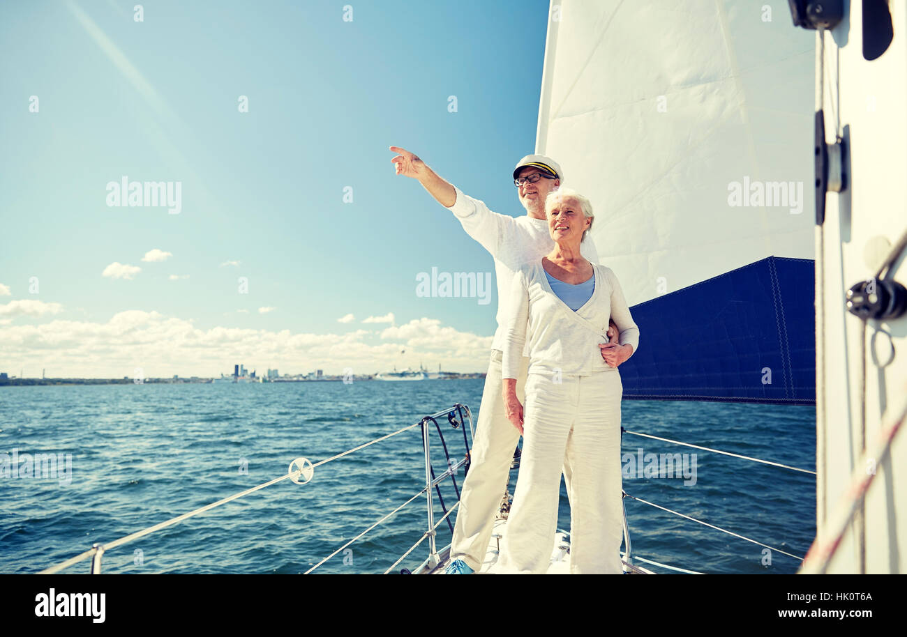 älteres paar Segeln auf dem Boot oder Yacht in See Stockfoto