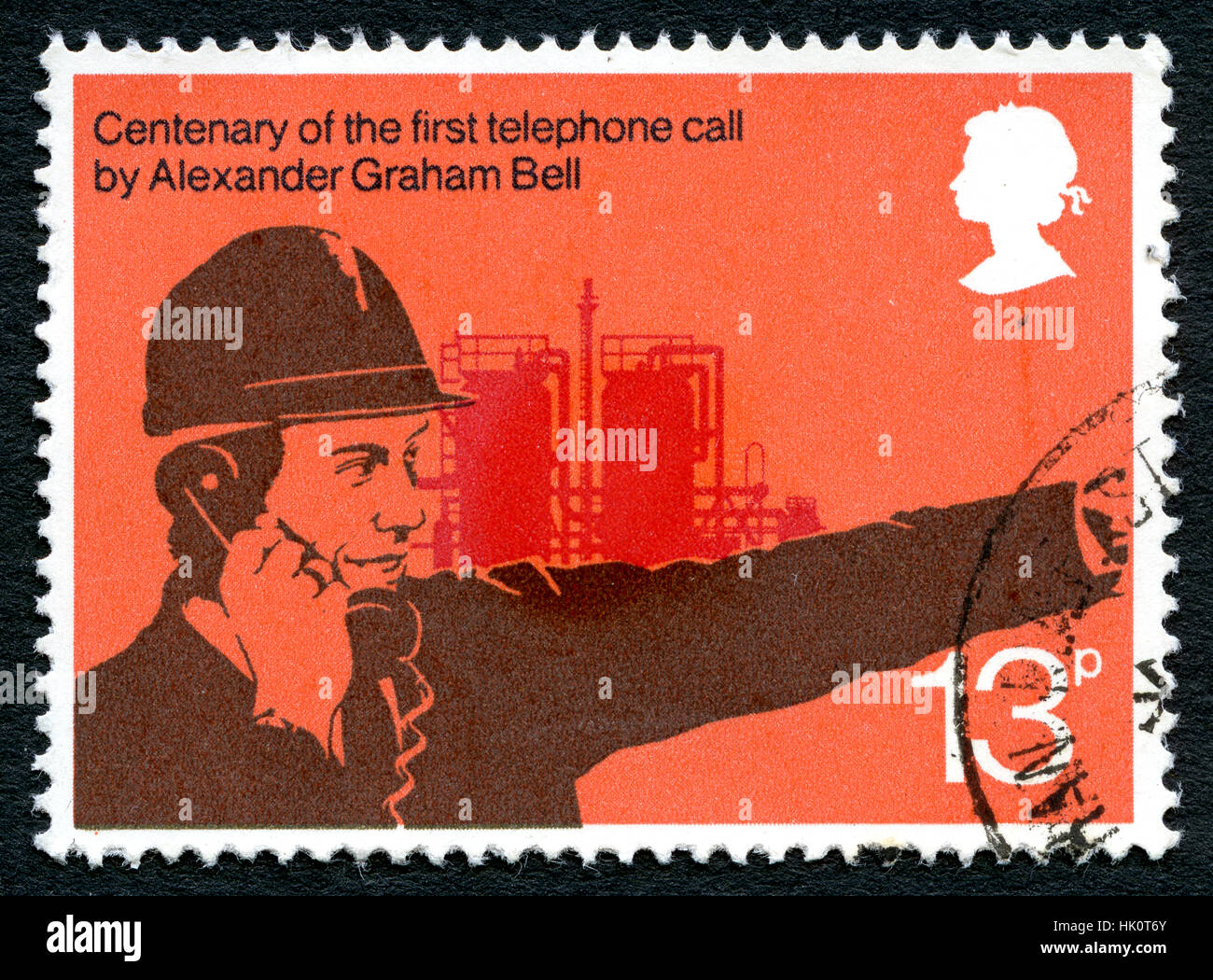 UK - ca. 1976: Eine Briefmarke aus dem Vereinigten Königreich, den hundertsten Jahrestag der ersten Telefonanruf von Alexander Graham Bell. Stockfoto