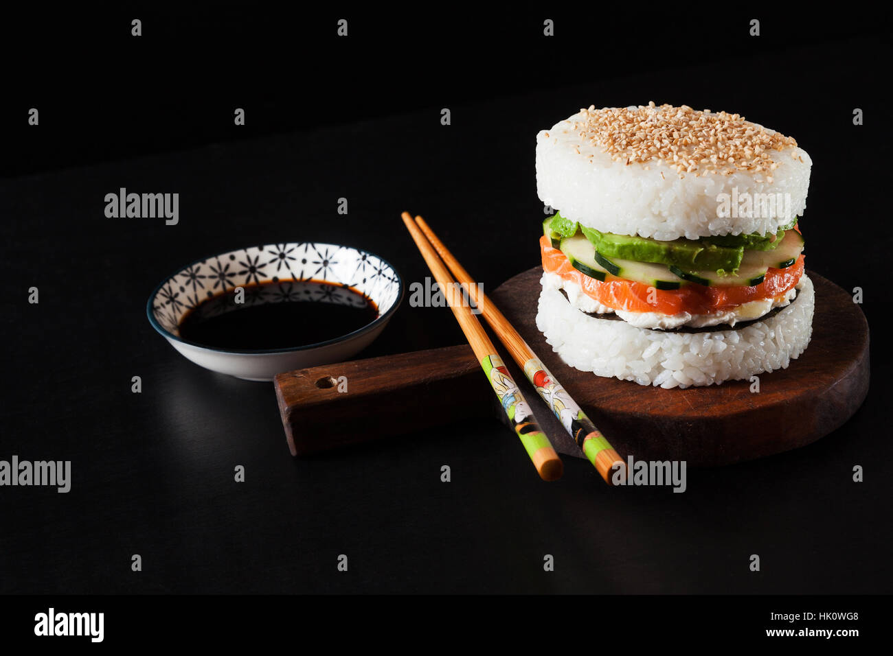 Hausgemachte Sushi Lachs-burger Stockfoto