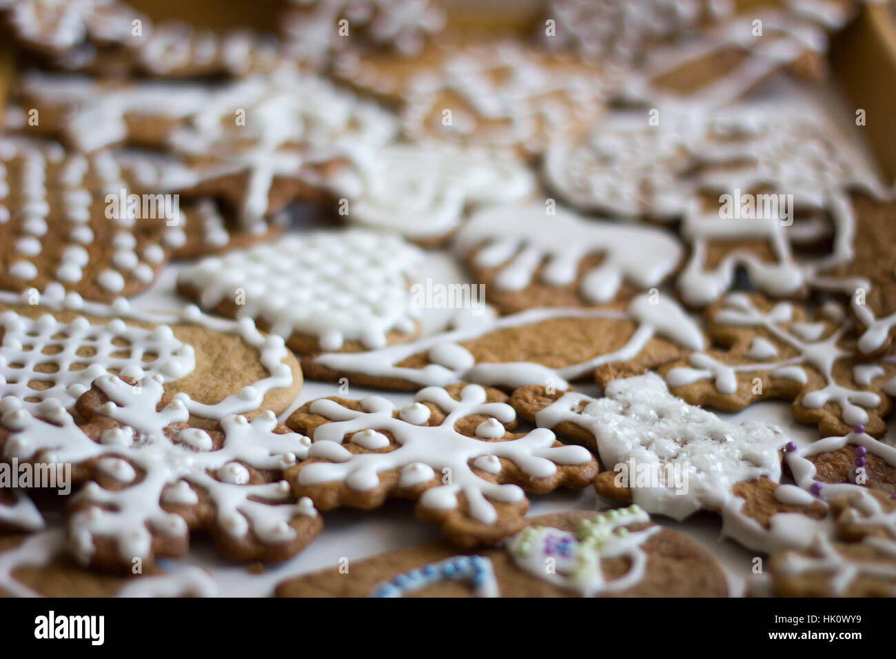 Lebkuchen mit weißem Zuckerguss Stockfoto