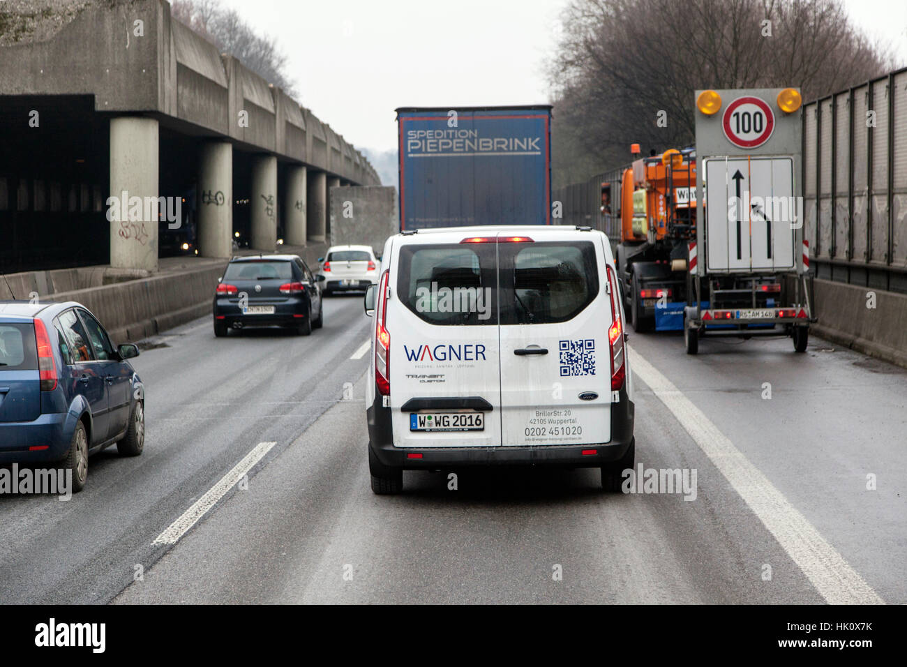 Blick durch die Windschutzscheibe auf die Autobahn A46 in der Nähe Wuppertal Stockfoto