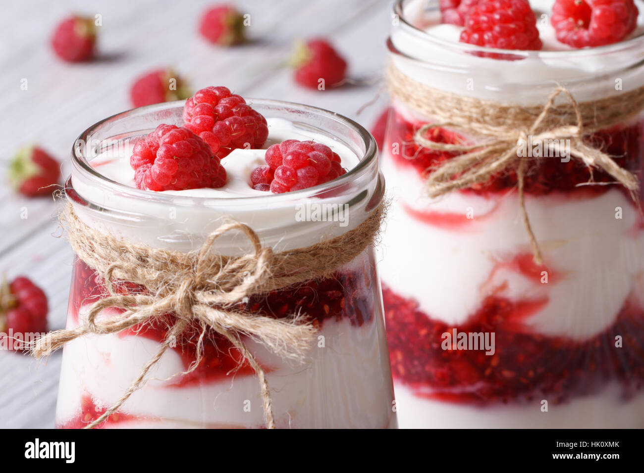 Frische Himbeeren Dessert in einer Glas-Glas-Nahaufnahme auf dem Tisch. horizontale Stockfoto