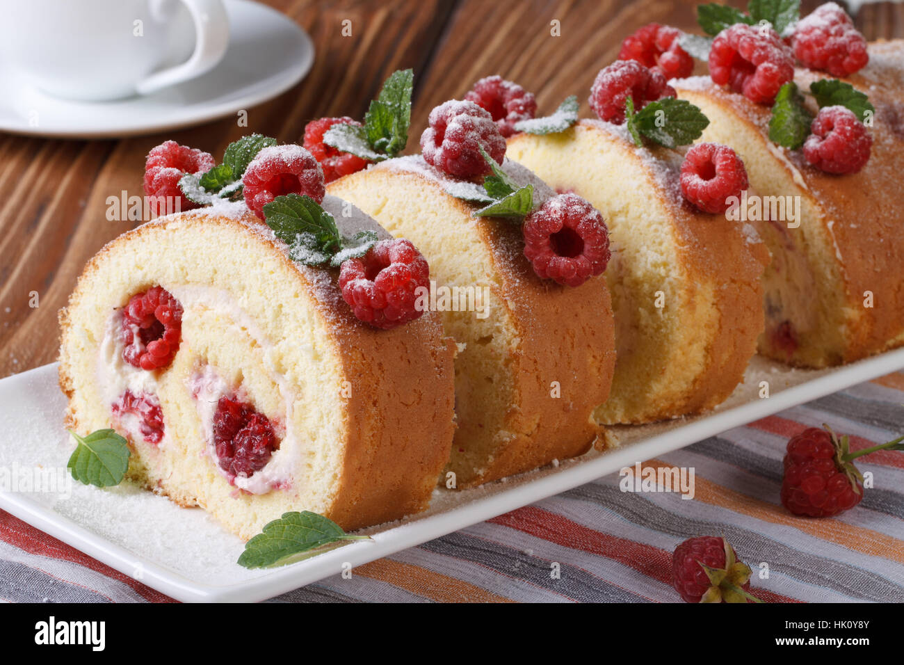 Biskuit-Torte mit Himbeeren und Minze hautnah auf dem Tisch. horizontale Stockfoto