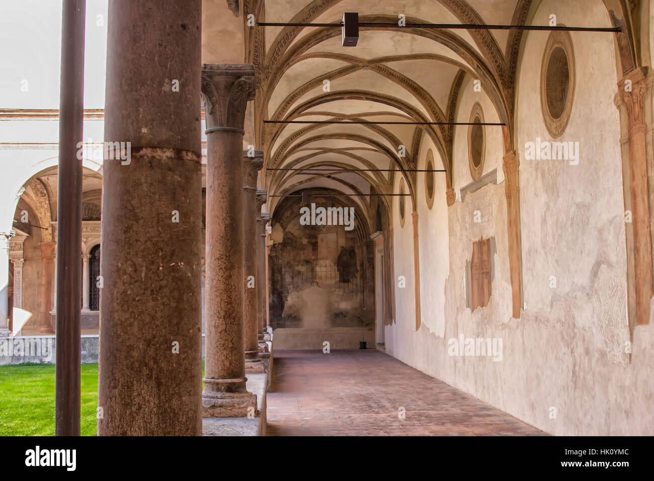 Mittelalterliche Kloster in Parma mit Fresken an der Wand Stockfoto