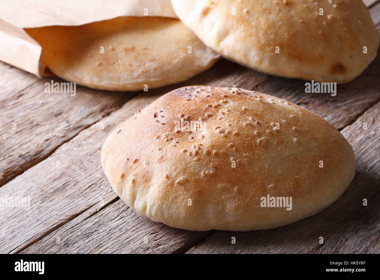 Frische leckere Pita-Brot auf den Holztisch Closeup horizontale Stockfoto