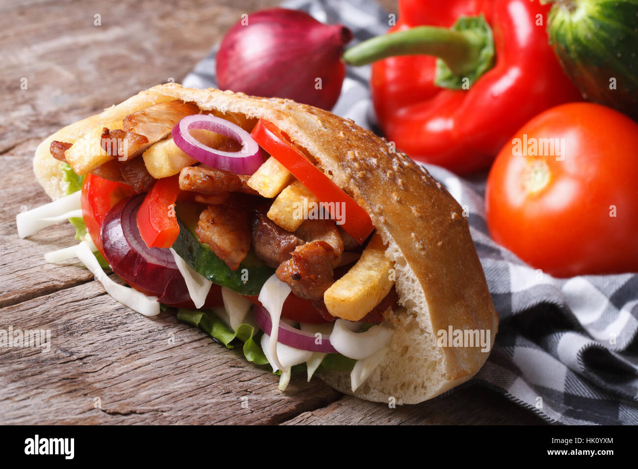 leckeren Döner mit Fleisch, Gemüse und Pommes frites in Pita Brot Closeup horizontale Stockfoto