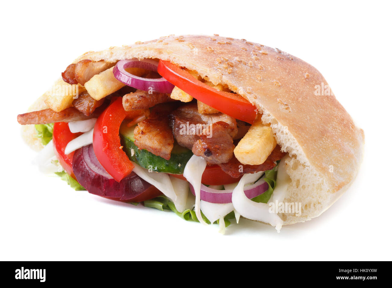 leckeren Döner mit Fleisch, Gemüse und Pommes frites in Pita Brot Closeup isoliert auf weißem Hintergrund horizontale Stockfoto