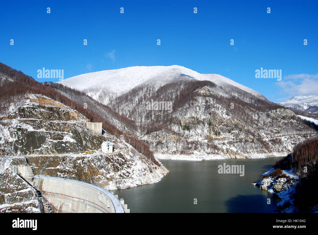 Berglandschaft mit See und Staumauer Stockfoto