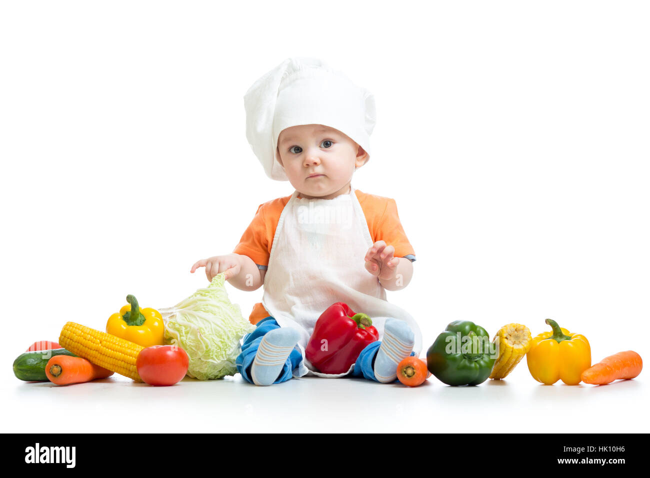 Koch-Kind Junge mit Gemüse isoliert auf weißem Hintergrund Stockfoto