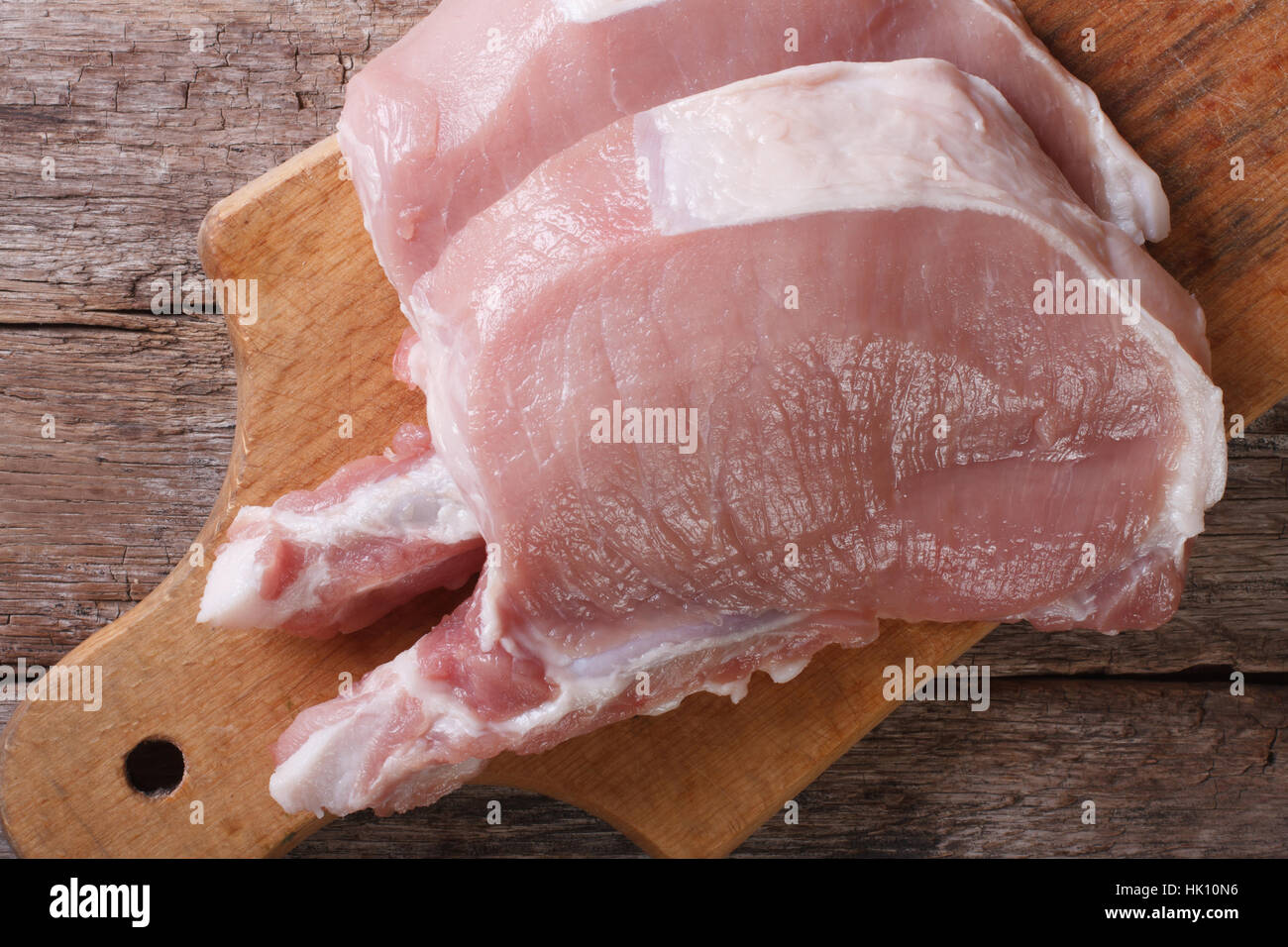 zwei Stücke von rohem Fleisch Schweinesteak auf ein Schneidebrett hautnah Stockfoto