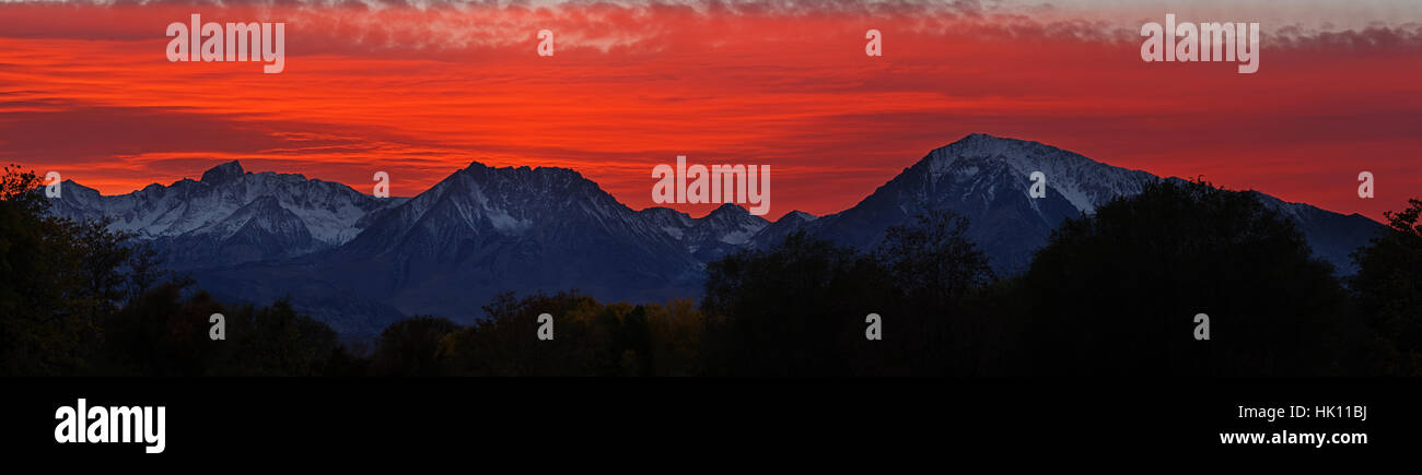Sonnenuntergang über Mount Humphreys Becken Mountain und Mount Tom von Bischof California Stockfoto