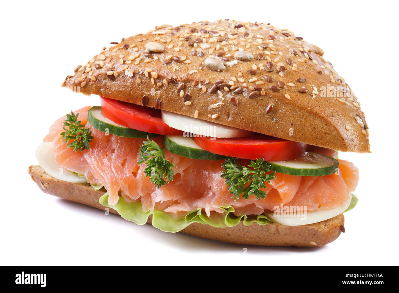 Sandwich mit Lachs und Gemüse Nahaufnahme isoliert auf weißem Hintergrund. Seitenansicht Stockfoto