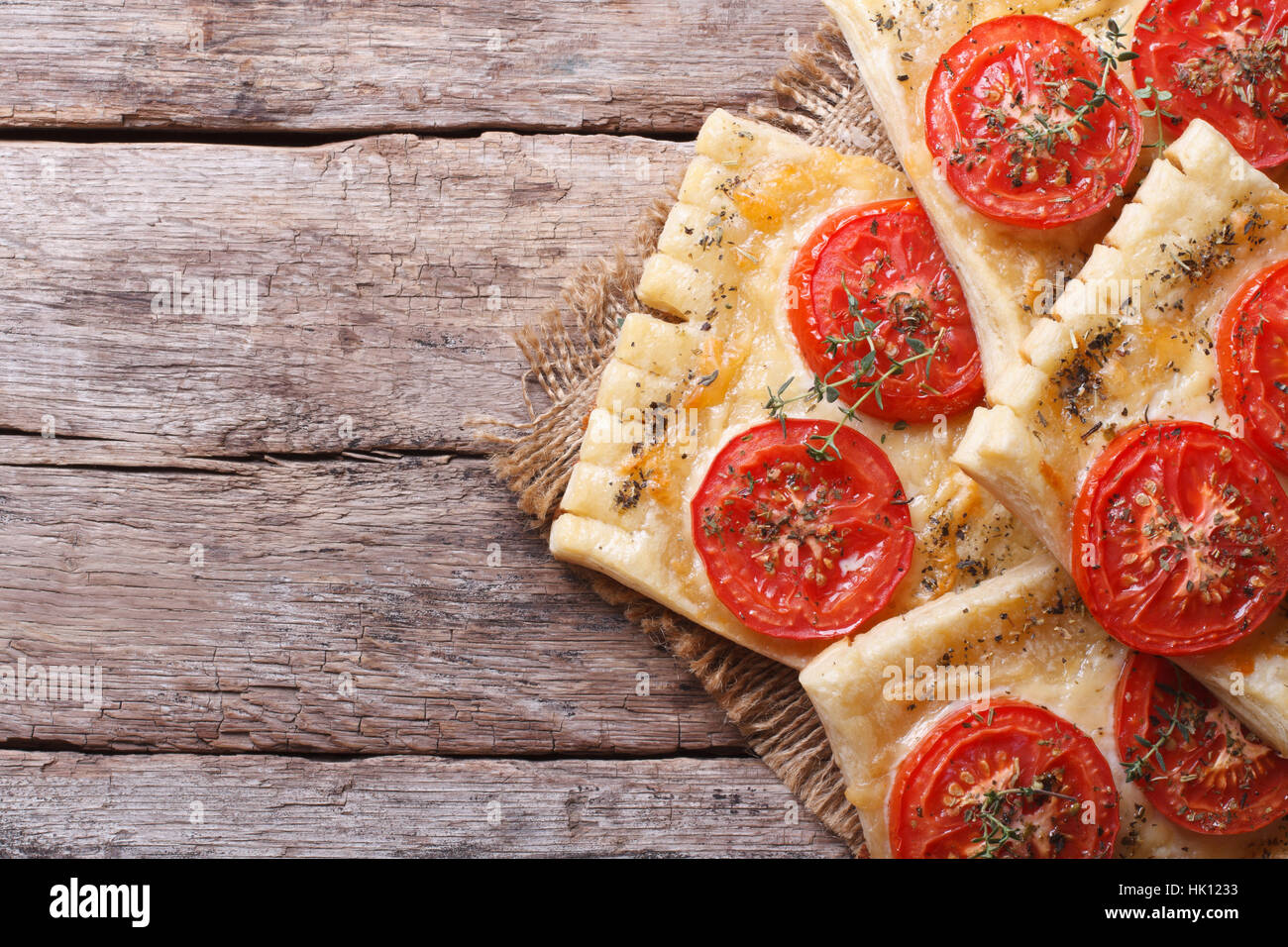 Blätterteig-Pasteten gefüllt mit Käse und Tomate hautnah auf einer Tischplatte-Ansicht Stockfoto