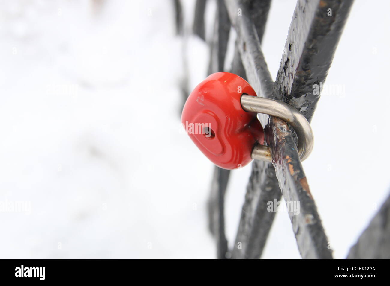 Liebe Vorhängeschloss, herzförmige, im winter Stockfoto