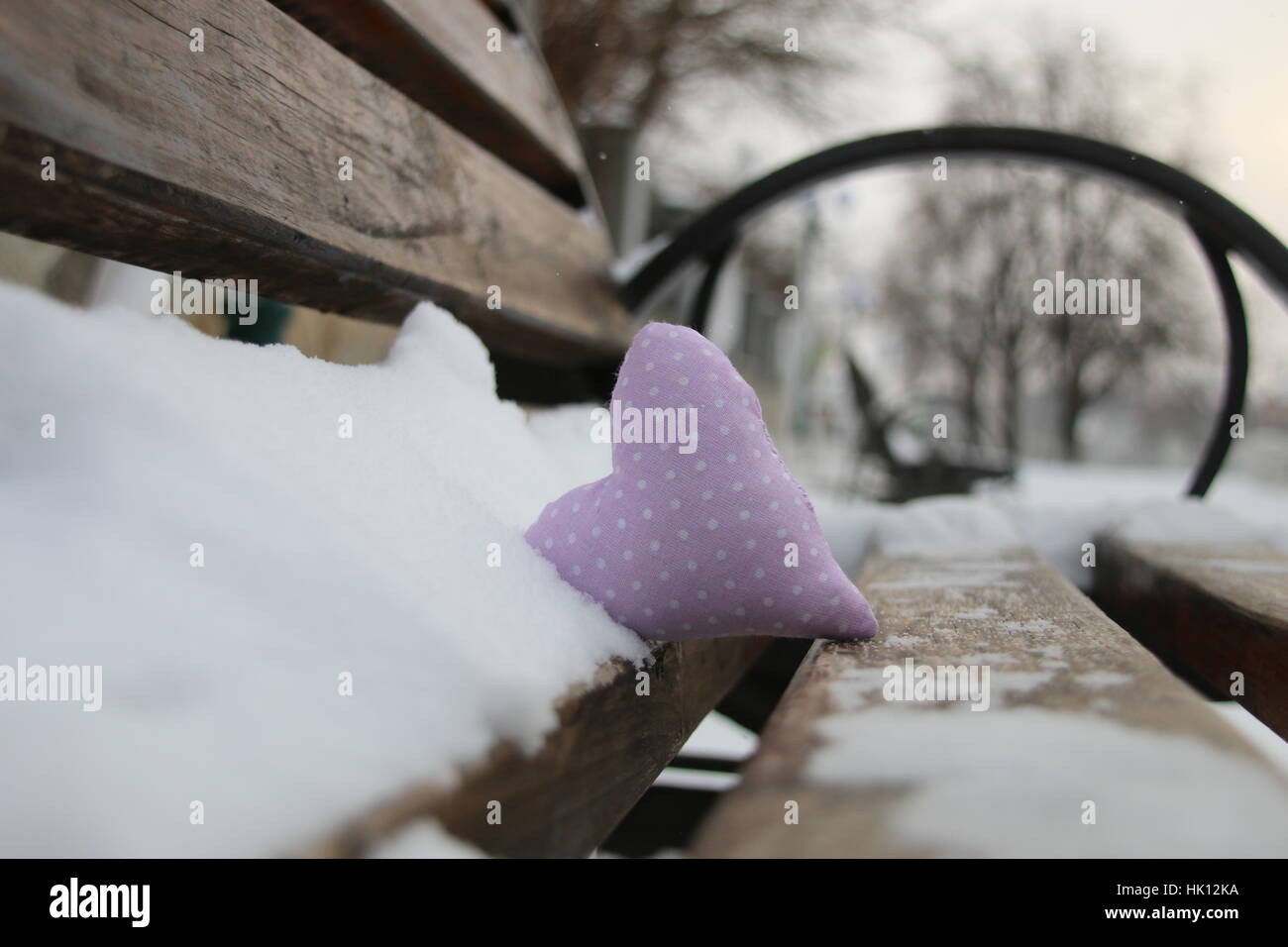 Bank mit Herz in Winter Park. Valentinstag-Karte. Liebe-Konzept. Stockfoto