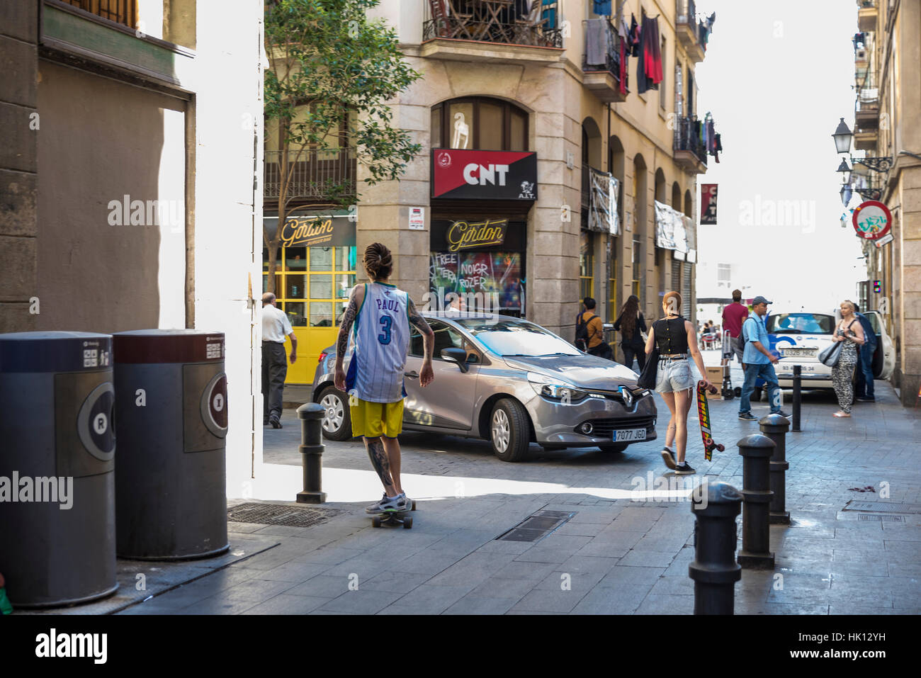 Junge Leute Skaten durch die Straßen der Altstadt von Barcelona, Katalonien, Spanien Stockfoto
