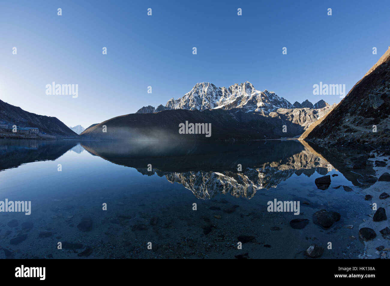 kurz vor Sonnenaufgang auf See Gokyo mit blauem Himmel und Reflexion von Phari Lapche Berg Stockfoto