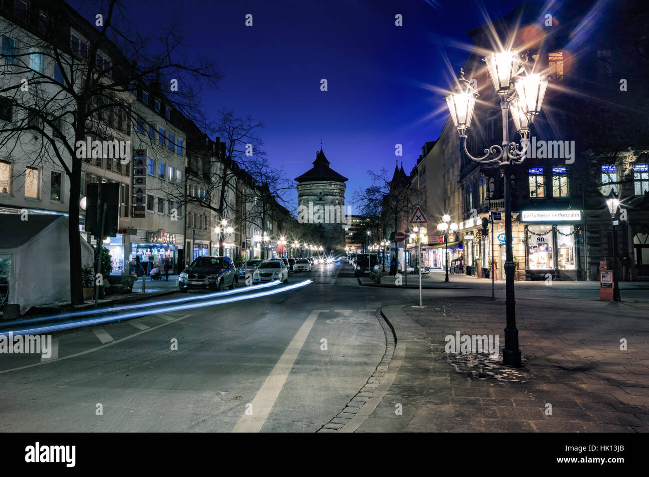 Nürnberg, Deutschland - ca. Oktober 2016: Die Straßen der Stadt Nürnberg bei Nacht, Deutschland Stockfoto