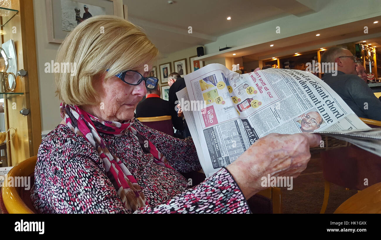 Noch jung auf 95 Jahre alt, einen schönen Tag in der Stadt Bristol zu genießen genießen und etwa zu lesen gute Tage der großen überregionalen Tageszeitungen. Bildnachweis: Robert Timoney/Alamy Live-Nachrichten Stockfoto
