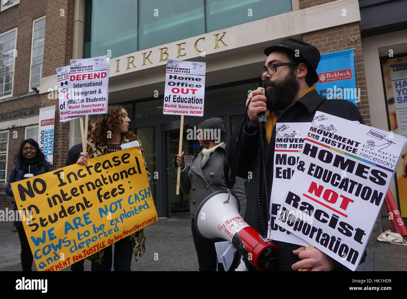 London, UK. 25. Januar 2017. Bewegung für Gerechtigkeit und internationale Studierende März rund um die Universität in SOAS, geheime Abschiebung bevor Studenten die Ausbildung zu beenden. Studenten sind ohne Ende, dass seine Ausbildung und vieles mehr also Sorgen machen, die Schuld ihrer Eltern von Bankdarlehen oder Darlehen Hai erschrecken. Es ist ein toter Satz. Demonstranten Nachfrage der Menschenrechte untersuchen der illegale Deportation. Sie fühlen sich wie die Einwanderung die Schüler raubt ohne etwas zurückzugeben, dass eine vollständige Rückerstattung am 25. Januar 2017, London, UK. Bildnachweis: Siehe Li/Alamy Live News Stockfoto