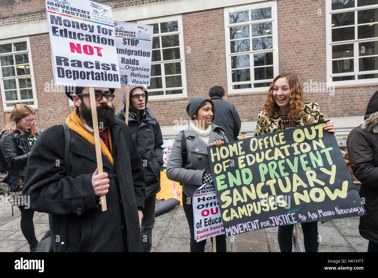 London, UK. 25. Januar 2017. Bewegung für Gerechtigkeit und NUS London Protest außerhalb SOAS fordern Gerechtigkeit für ausländische Studenten. Nach eine Fernsehsendung betrug nur zwei Zentren, die Verwaltung der obligatorischen Test in englischer Sprache für Studentenvisa zeigte, bezahlt das Innenministerium ETS zu untersuchen jeder einzelne Schüler, die den Test in jedem Zentrum genommen hatte und alle, die betrogen zu identifizieren. Bildnachweis: Peter Marshall/Alamy Live-Nachrichten Stockfoto