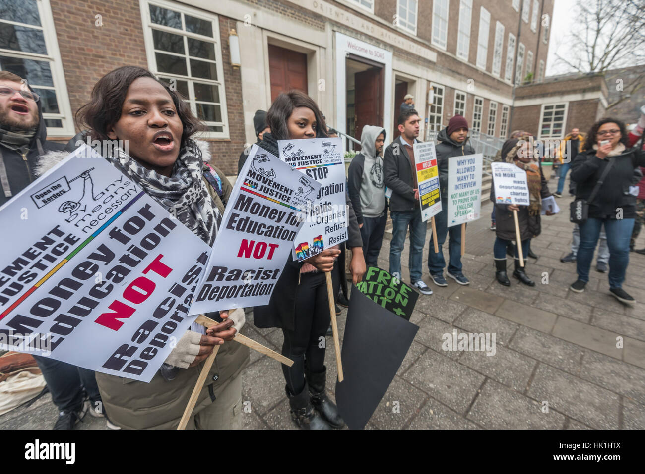 London, UK. 25. Januar 2017. Eine Frau hält zwei Plakate als Bewegung für Gerechtigkeit und NUS London Protest außerhalb SOAS fordern Gerechtigkeit für ausländische Studenten. Nach eine Fernsehsendung betrug nur zwei Zentren, die Verwaltung der obligatorischen Test in englischer Sprache für Studentenvisa zeigte, bezahlt das Innenministerium ETS zu untersuchen jeder einzelne Schüler, die den Test in jedem Zentrum genommen hatte und alle, die betrogen zu identifizieren. Bildnachweis: Peter Marshall/Alamy Live-Nachrichten Stockfoto