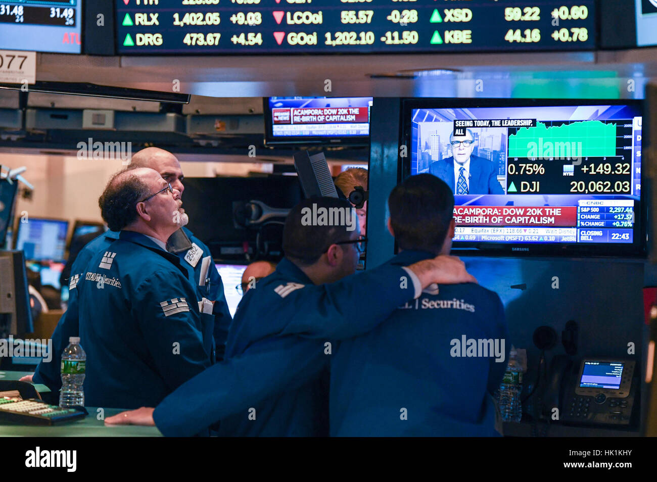 New York, USA. 25. Januar 2017. Händler arbeiten auf dem Parkett der New Yorker Börse in New York, die Vereinigten Staaten. Der Dow Jones Industrial Average am Mittwoch geschlossen über die psychologische Marke von 20.000 Punkten zum ersten Mal überhaupt, während die anderen beiden wichtigen Indizes auch auf Rekordhöhe, verstärkt durch einen Stapel von in der Regel positive Ergebnis Berichte fertig. Bildnachweis: Li Rui/Xinhua/Alamy Live-Nachrichten Stockfoto