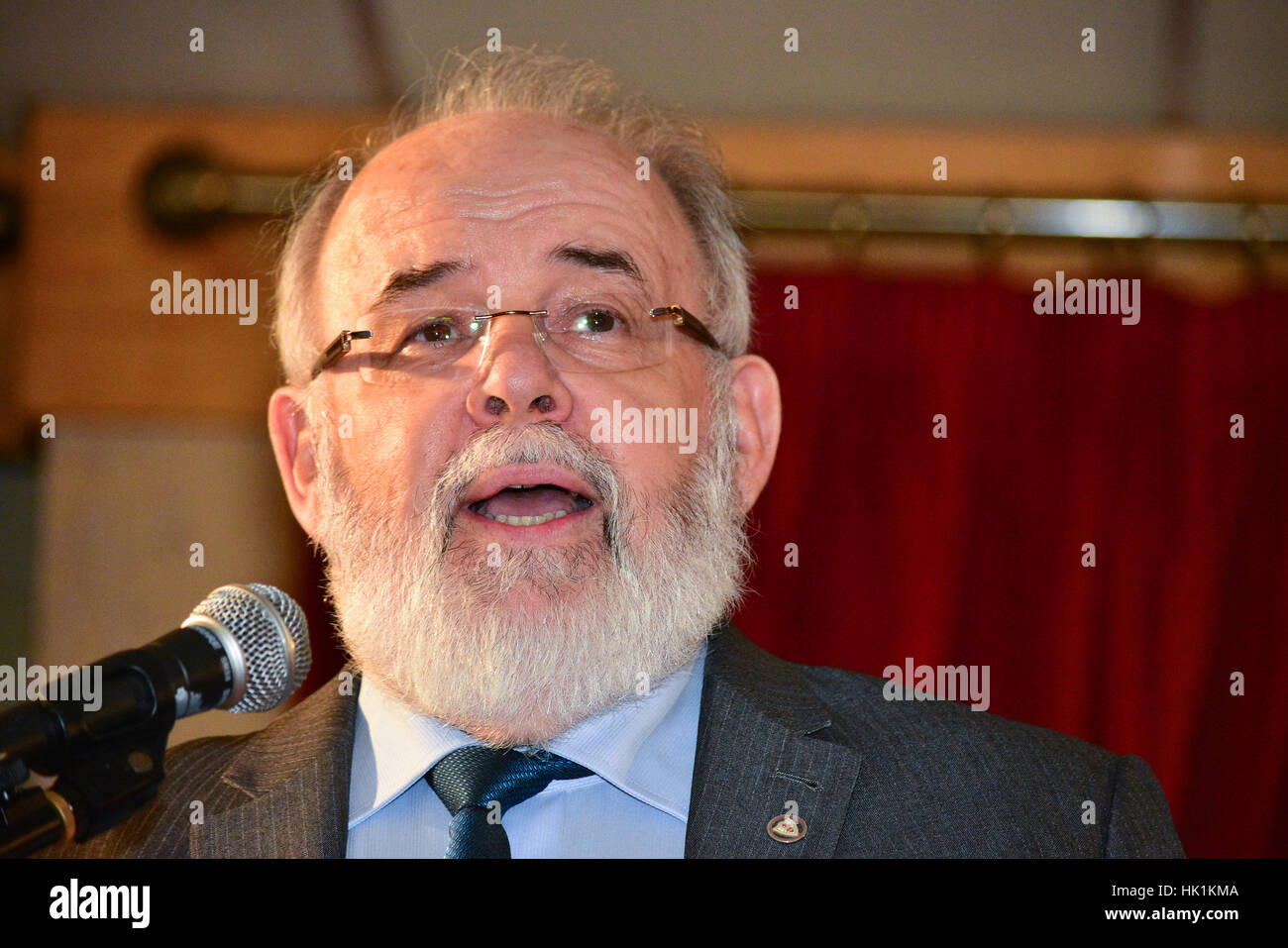 County Tyrone, Irland. 25. Januar 2017. Sinn Féin MP Francie Molloy auf der Bühne bei der Heimkehr-Veranstaltung in Clonoe für neue Parteichef, Michelle O'Neill. Bildnachweis: Mark Winter/Alamy Live-Nachrichten Stockfoto