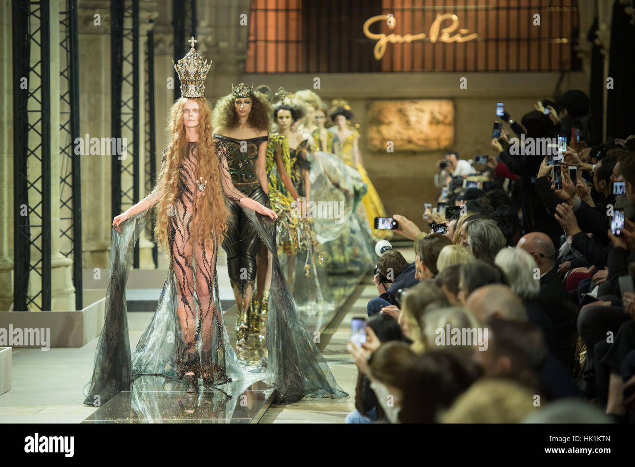 Paris, Frankreich. 25. Januar 2017. Modelle zeigen Kreationen von Guo Pei Haute Couture Frühjahr und Sommer 2017-Mode-Kollektion in Paris, Frankreich. Bildnachweis: Chen Yichen/Xinhua/Alamy Live-Nachrichten Stockfoto