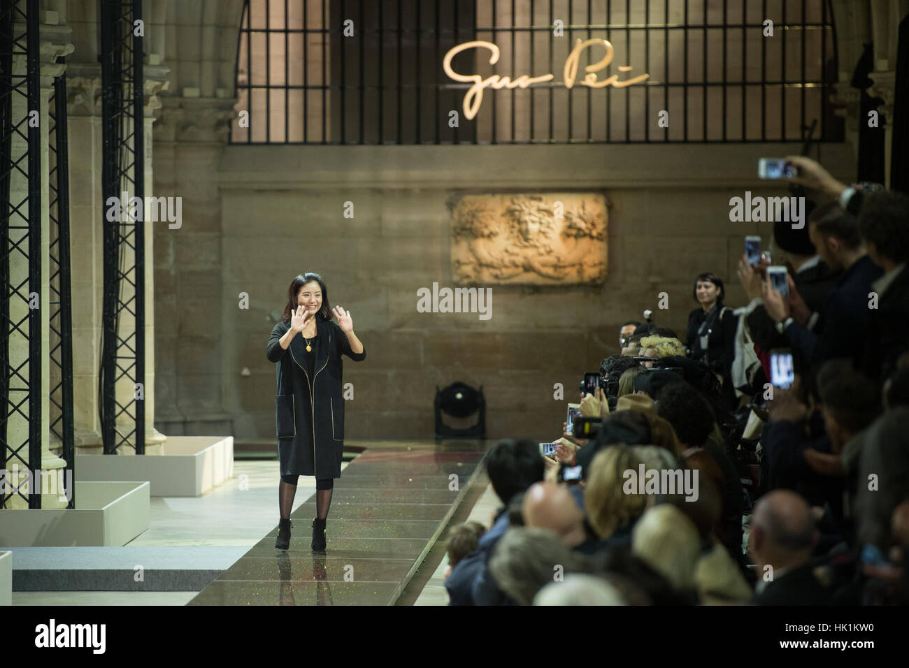 Paris, Frankreich. 25. Januar 2017. Mode-Designerin Guo Pei begrüßt das Publikum während der Fashionweek in Paris, Frankreich. Bildnachweis: Chen Yichen/Xinhua/Alamy Live-Nachrichten Stockfoto