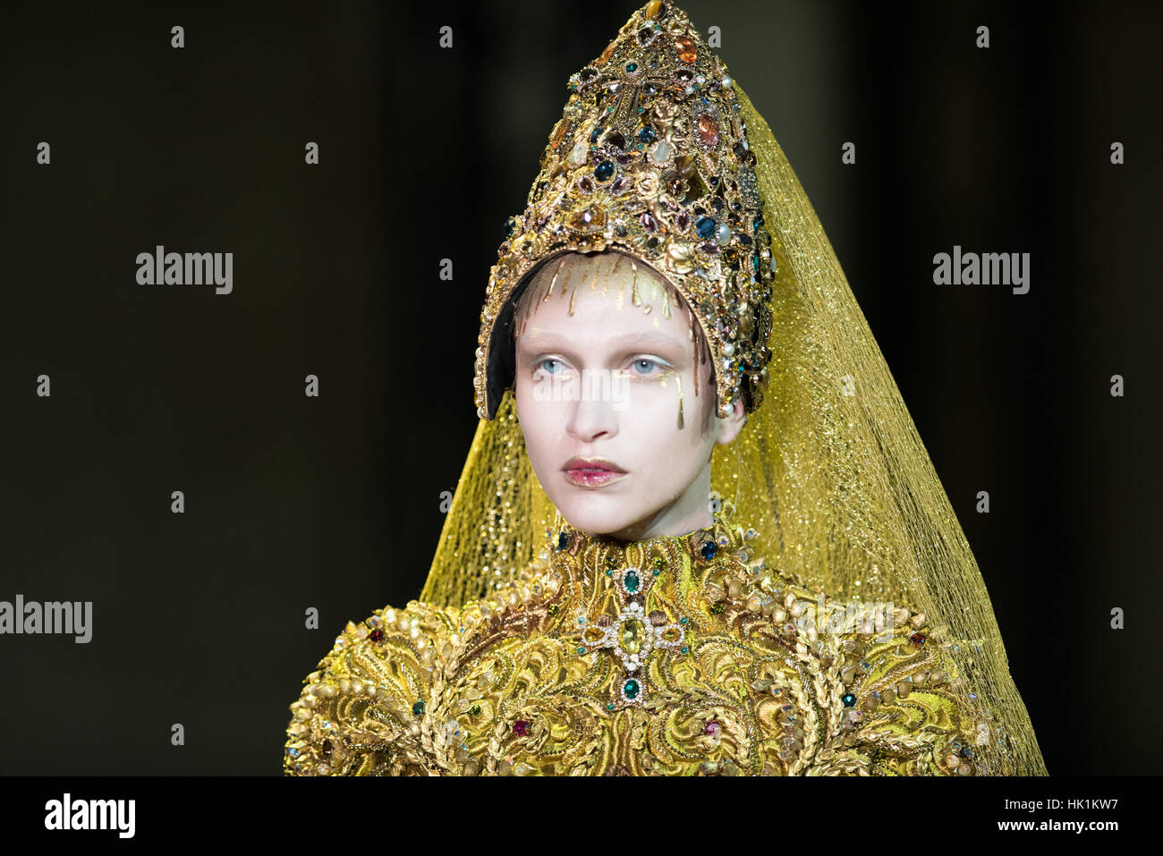 Paris, Frankreich. 25. Januar 2017. Ein Modell stellt eine Kreation von Guo Pei Haute Couture Frühjahr und Sommer 2017-Mode-Kollektion in Paris, Frankreich. Bildnachweis: Chen Yichen/Xinhua/Alamy Live-Nachrichten Stockfoto