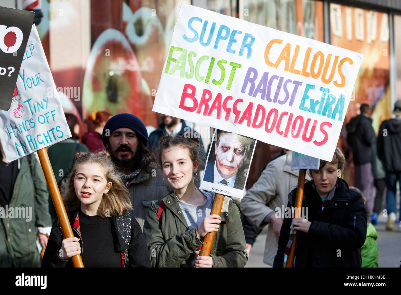 Bristol, UK, 4. Februar 2017. Demonstranten mit anti-trump Plakate und Schilder sind abgebildet, Teilnahme an einem Protestmarsch und Kundgebung gegen Präsident Trump muslimischen Verbot. Die Demonstranten auch genannt für Trumpf Staat besuchen nach Großbritannien abgesagt werden. Bildnachweis: Lynchpics/Alamy Live-Nachrichten Stockfoto