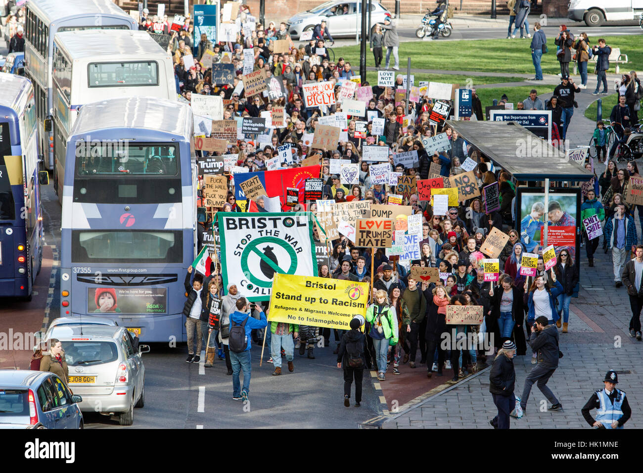 Bristol, UK, 4. Februar 2017. Demonstranten mit anti-trump Plakate und Schilder sind abgebildet, Teilnahme an einem Protestmarsch und Kundgebung gegen Präsident Trump muslimischen Verbot. Die Demonstranten auch genannt für Trumpf Staat besuchen nach Großbritannien abgesagt werden. Bildnachweis: Lynchpics/Alamy Live-Nachrichten Stockfoto