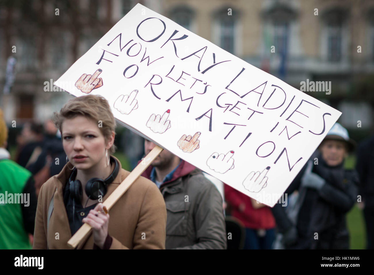 London, UK. 4. Februar 2017. "Stop Trumps muslimischen Verbot" Tausende von Fans marschieren und zeigen durch die Londoner mit Anti-Trump Plakate und humorvollen Slogans gegen US-Präsident Donald Trump den letzten Ausführungsverordnung sieben mehrheitlich muslimischen Ländern Einreise in die USA zu begrenzen. © Guy Corbishley/Alamy Live-Nachrichten Stockfoto