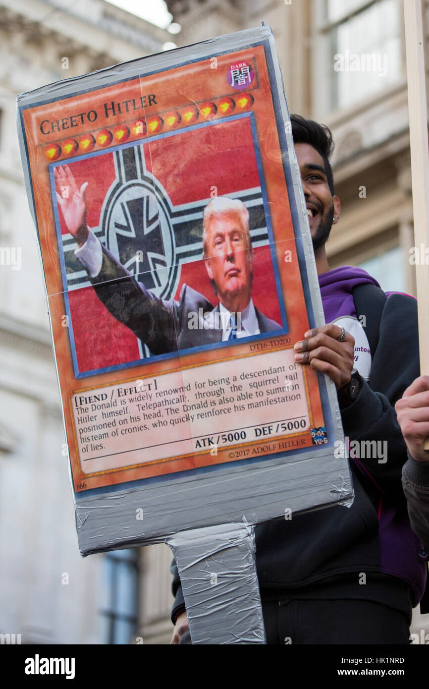 London, UK. 4. Februar 2017. Menschen protestieren in eine weitere Demonstration gegen amerikanische Präsident Donald Trump und seine Ausführungsverordnung, die Einwanderung aus sieben muslimischen Ländern zu verbieten. Viele Banner gegen PM Theresa May und die besondere Beziehung zwischen UK und USA M Theresa May. © Laura De Meo / Alamy Live News Stockfoto