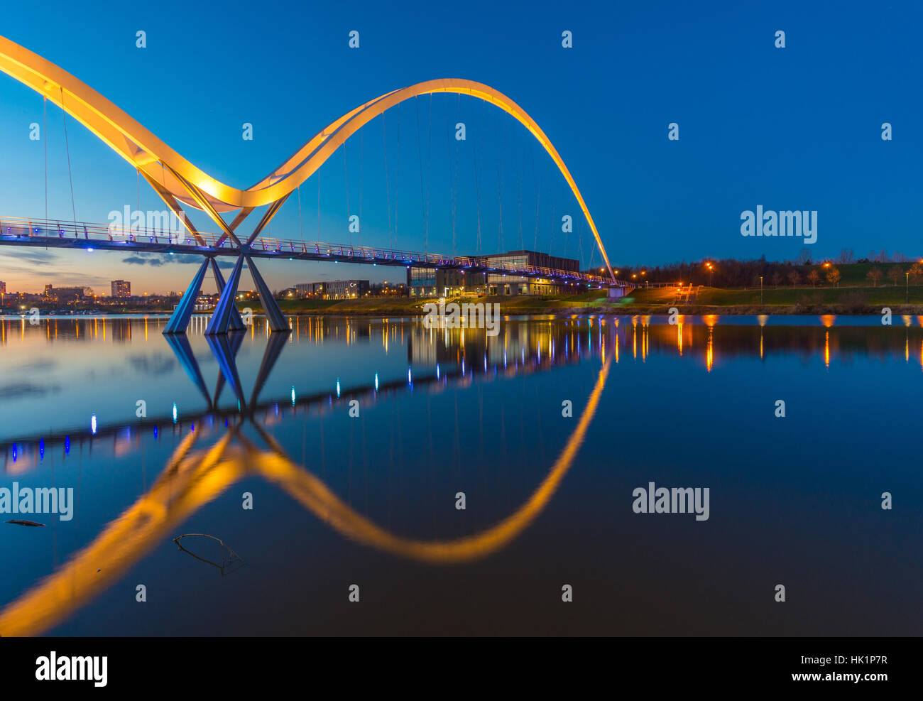 Stockton on Tees, Cleveland, UK. 4. Februar 2017. Sonnig in der Dämmerung über die Infinity-Brücke in Stockton on Tees nach einem trockenen Tag in North East England. Kredit-Robert Smith Stockfoto