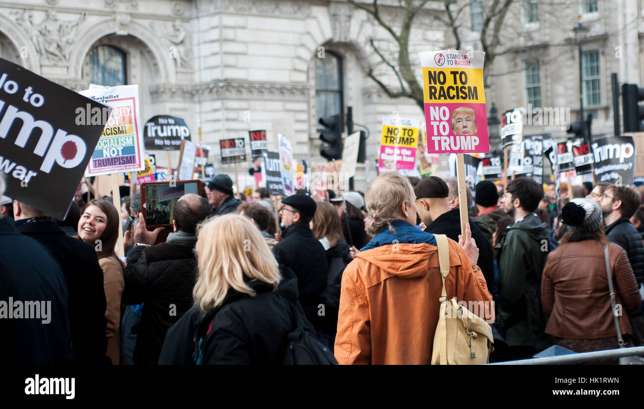 London, UK. 4. Februar 2017. Anti-Trump Protest findet in London statt. Tausende von Menschen marschieren, um ihre Ansichten bezüglich der US-Politik von Donald Trump und britische Rolle in "Besondere Beziehung" vertreten. Bildnachweis: Marian Lesko/Alamy Live-Nachrichten Stockfoto