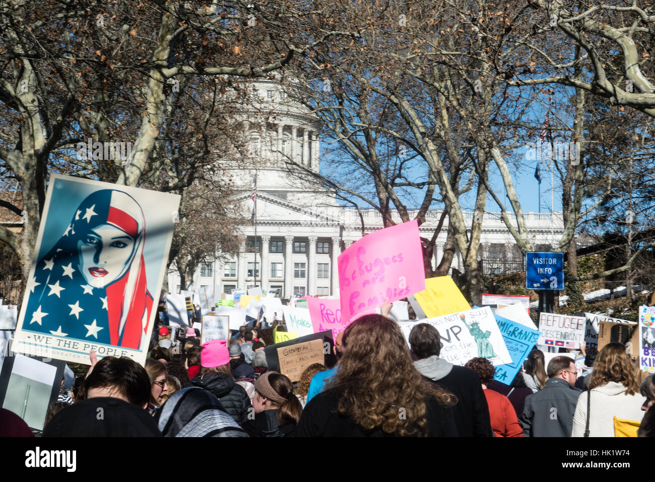 Salt Lake City, USA. 4. Februar 2017. Menschen in Salt Lake City marschieren, um Flüchtlinge zu unterstützen und gegen Präsident Trump Ausführungsverordnung Reisen aus überwiegend muslimischen Ländern zu verbieten. Bildnachweis: Brent Olson/Alamy Live-Nachrichten Stockfoto