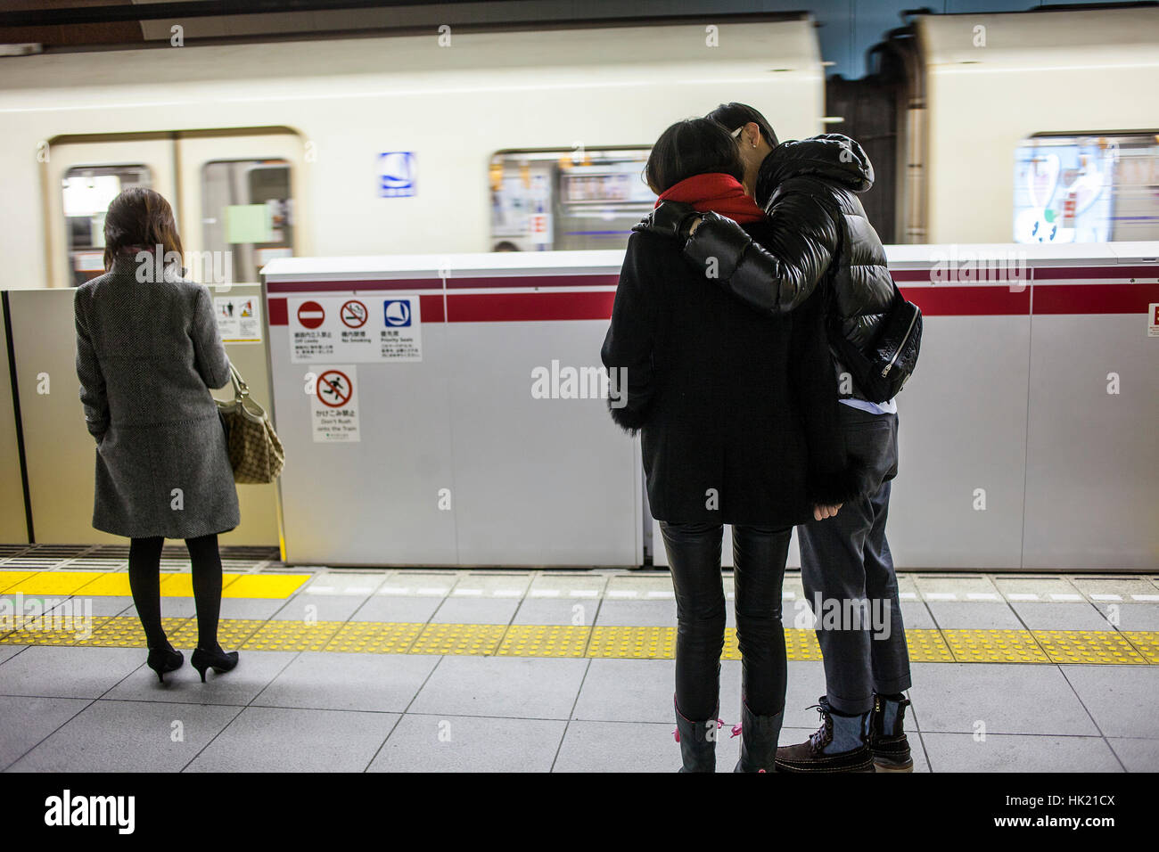 Kuss, Küssen, Liebe, U-Bahn, Station, Tochomae Toei Oedo Linie, Tokio, Japan Stockfoto