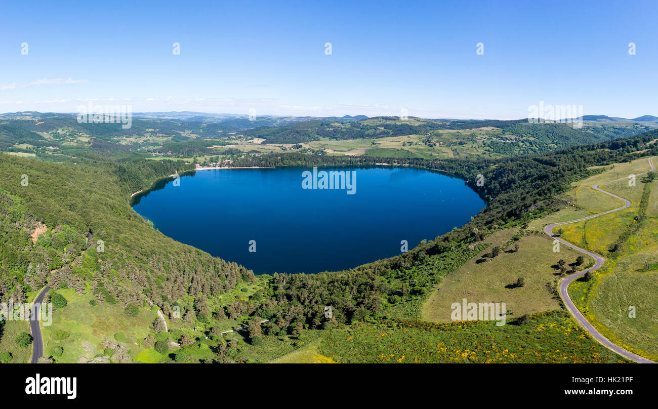 Frankreich, Ardeche, regionalen Naturpark der Berge der Ardèche, Mezenc massiv, Lac d'Issarles, Issarles Kratersee (Luftbild) Stockfoto