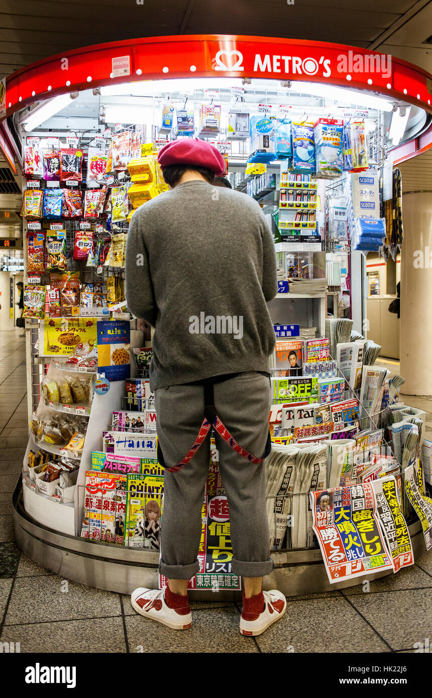 Kiosk Presse, Metro, Marunouchi-Linie, Bahnhof Shinjuku, Tokio, Japan. Stockfoto