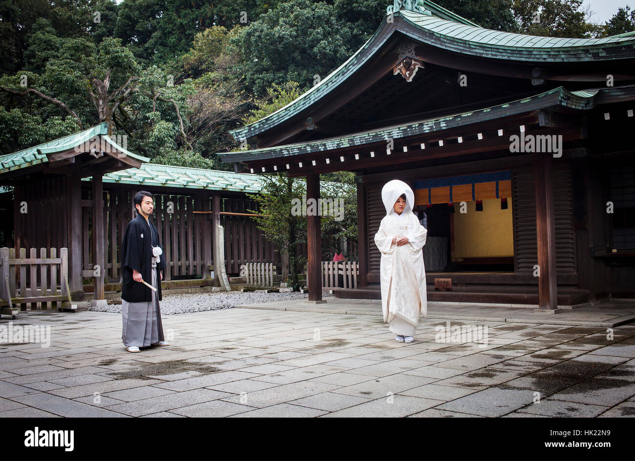 Mann und Frau, Heiligtum der Meiji Jingu, traditionelle Hochzeit, Tokio, Japan Stockfoto