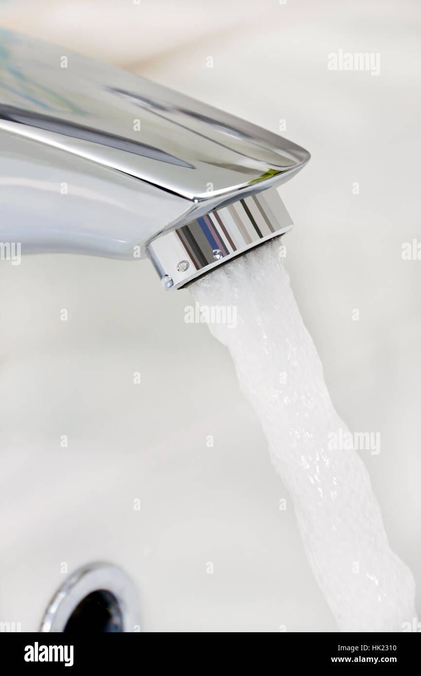 Wasser läuft aus dem Wasserhahn Stockfoto