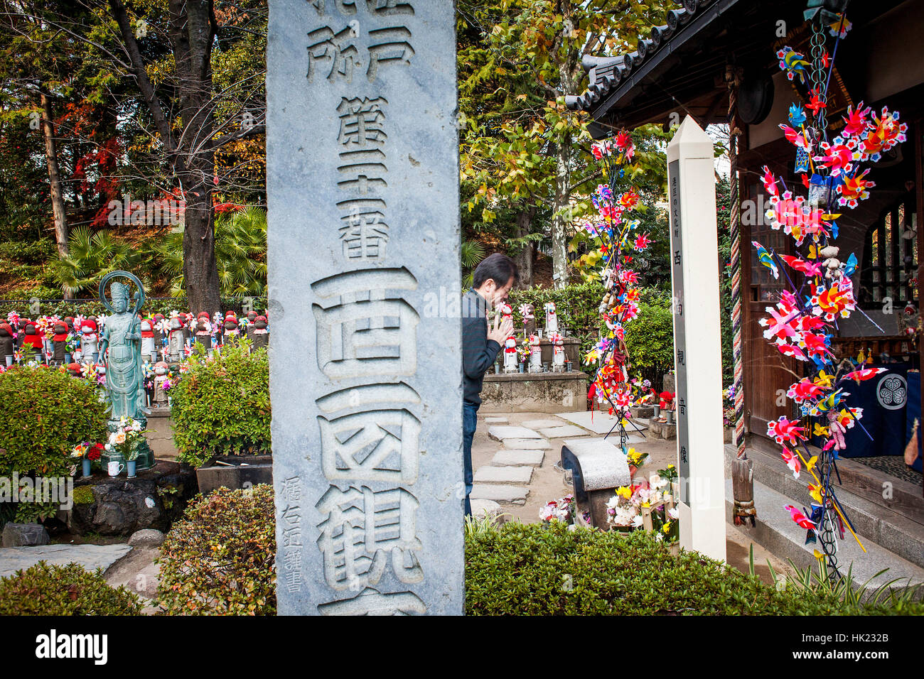 Mann, der betet. Tempelbereich gewidmet tot ungeborene Kinder in Zojoji Tempel, Tokyo, Japan Stockfoto