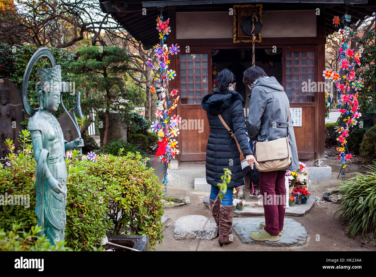 Paar zu beten. Tempelbereich gewidmet tot ungeborene Kinder in Zojoji Tempel, Tokyo, Japan Stockfoto