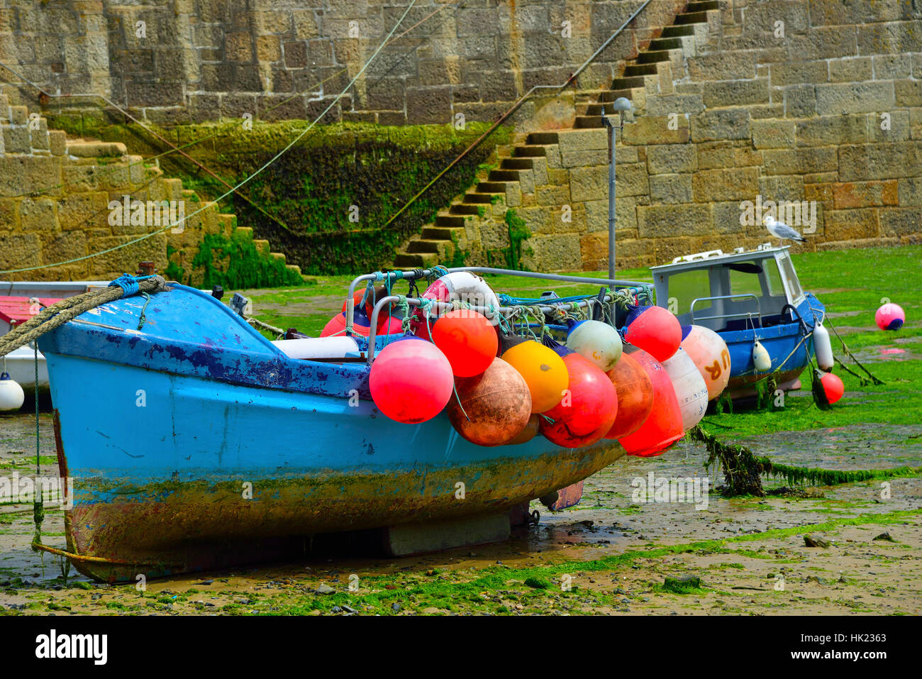 Fischerboote im Hafen des malerischen Ferien- und Fischerdorf Mousehole günstig an der südlichen Küste von Cornwall, England, Großbritannien Stockfoto